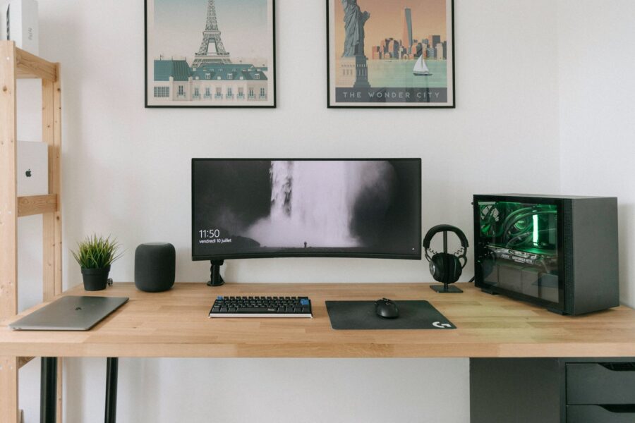 Discord chat screen gamer desk