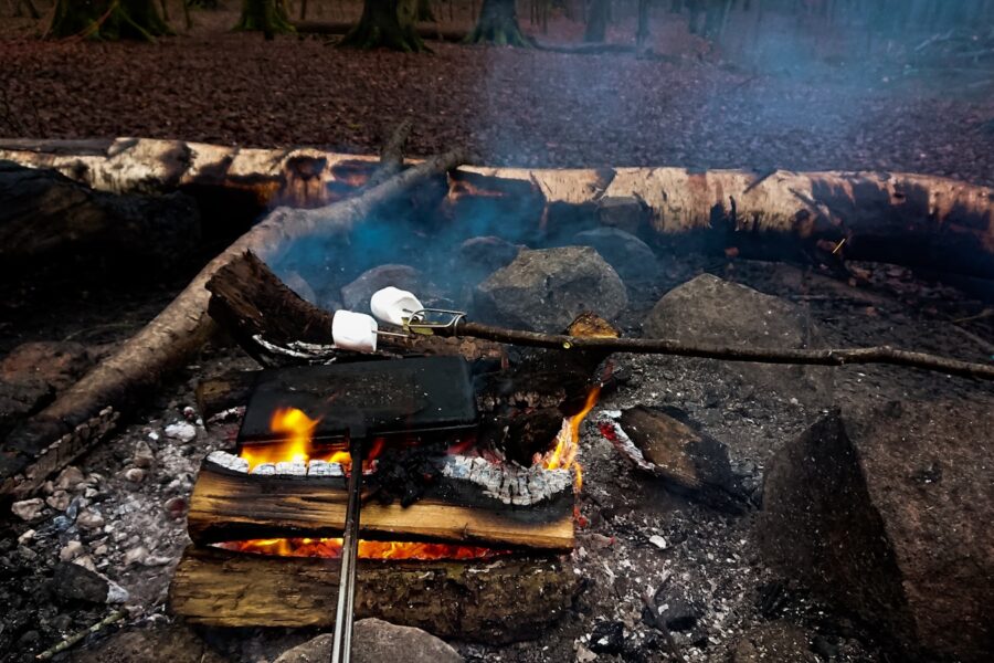 Survival crafting game wooden starter base campfire
