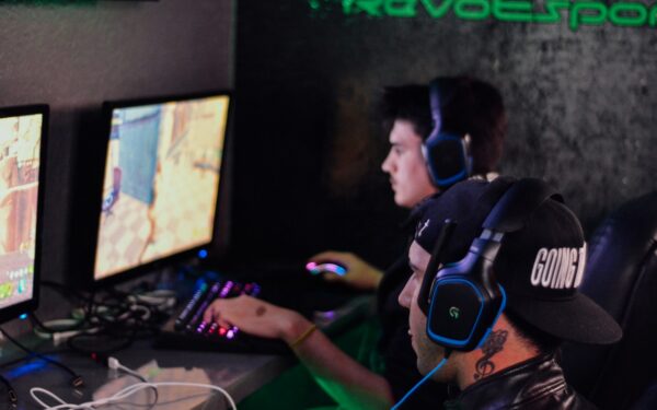How hero shooter balance patches keep reshaping the esports meta