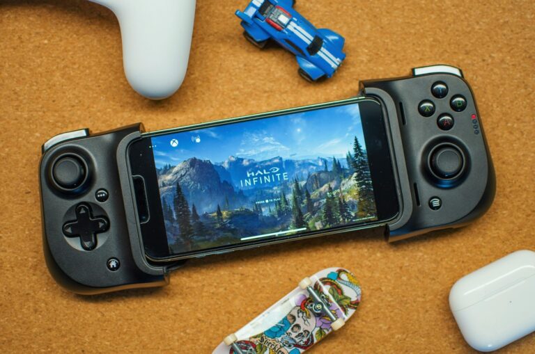 Wireless gamepad phone clip
