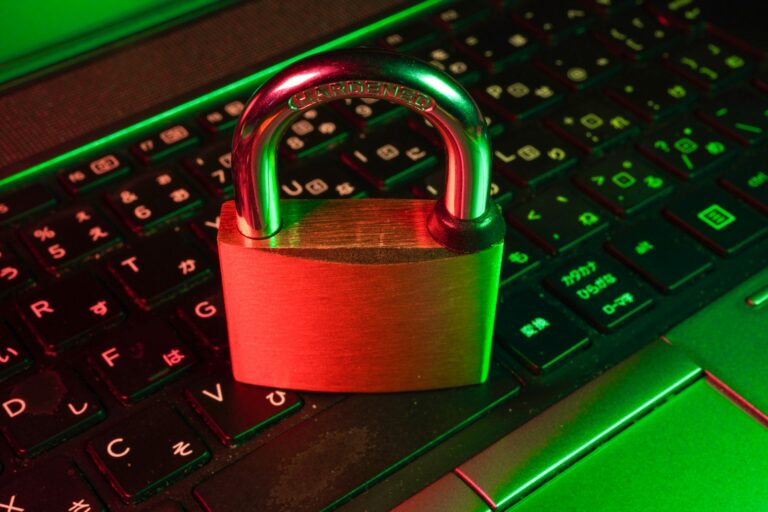 Browser address bar security padlock fake website warning