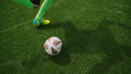 How to build a reliable midfield in football sims for better control and more wins