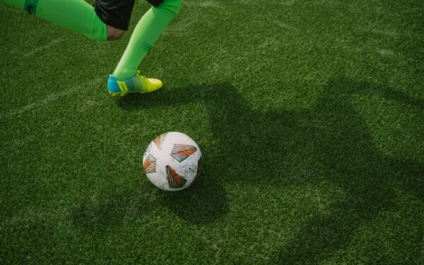 How to build a reliable midfield in football sims for better control and more wins