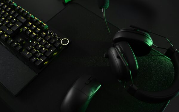 How to choose and set up a gaming microphone for clear voice chat and streams