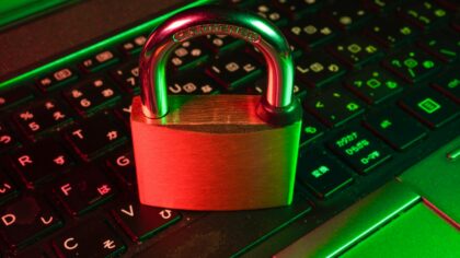 Safe public Wi‑Fi gaming: how to protect your accounts, data and devices