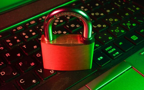 Safe public Wi‑Fi gaming: how to protect your accounts, data and devices