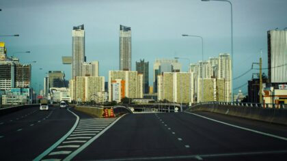 How to run a smooth city in simulation games without constant traffic jams and chaos