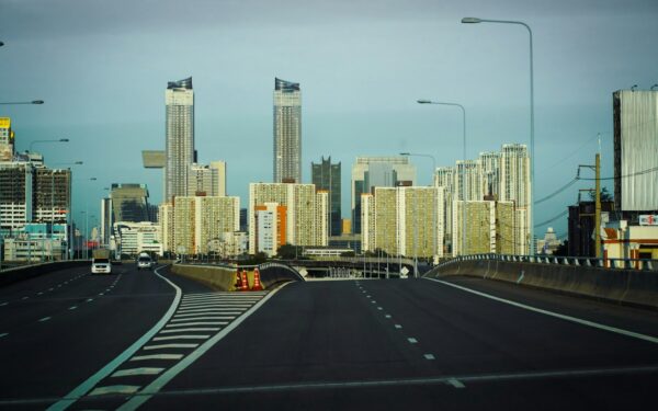 How to run a smooth city in simulation games without constant traffic jams and chaos